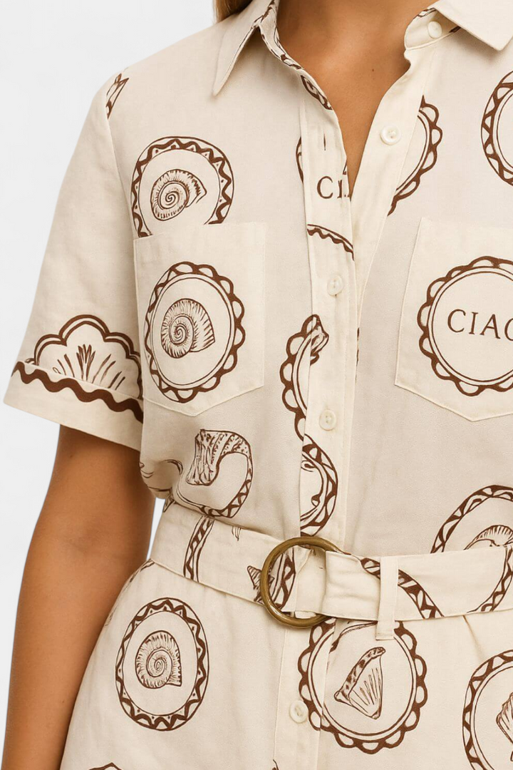 Seashell Mono Camiseta con Detalle de Concha y Botones